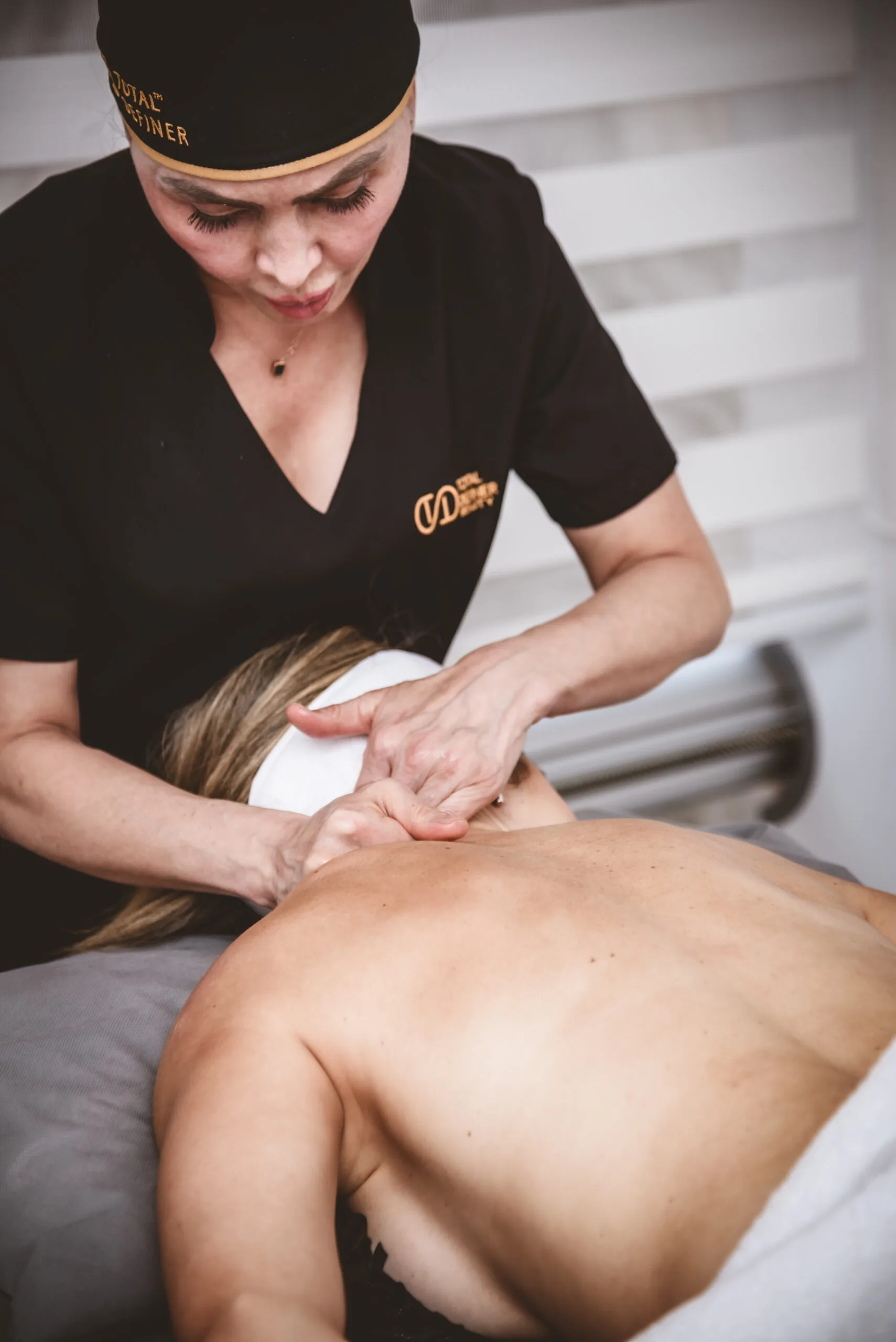 Sesión de cuidado postoperatorio con tecnología avanzada en Total Definer Beauty Longevity Clinic