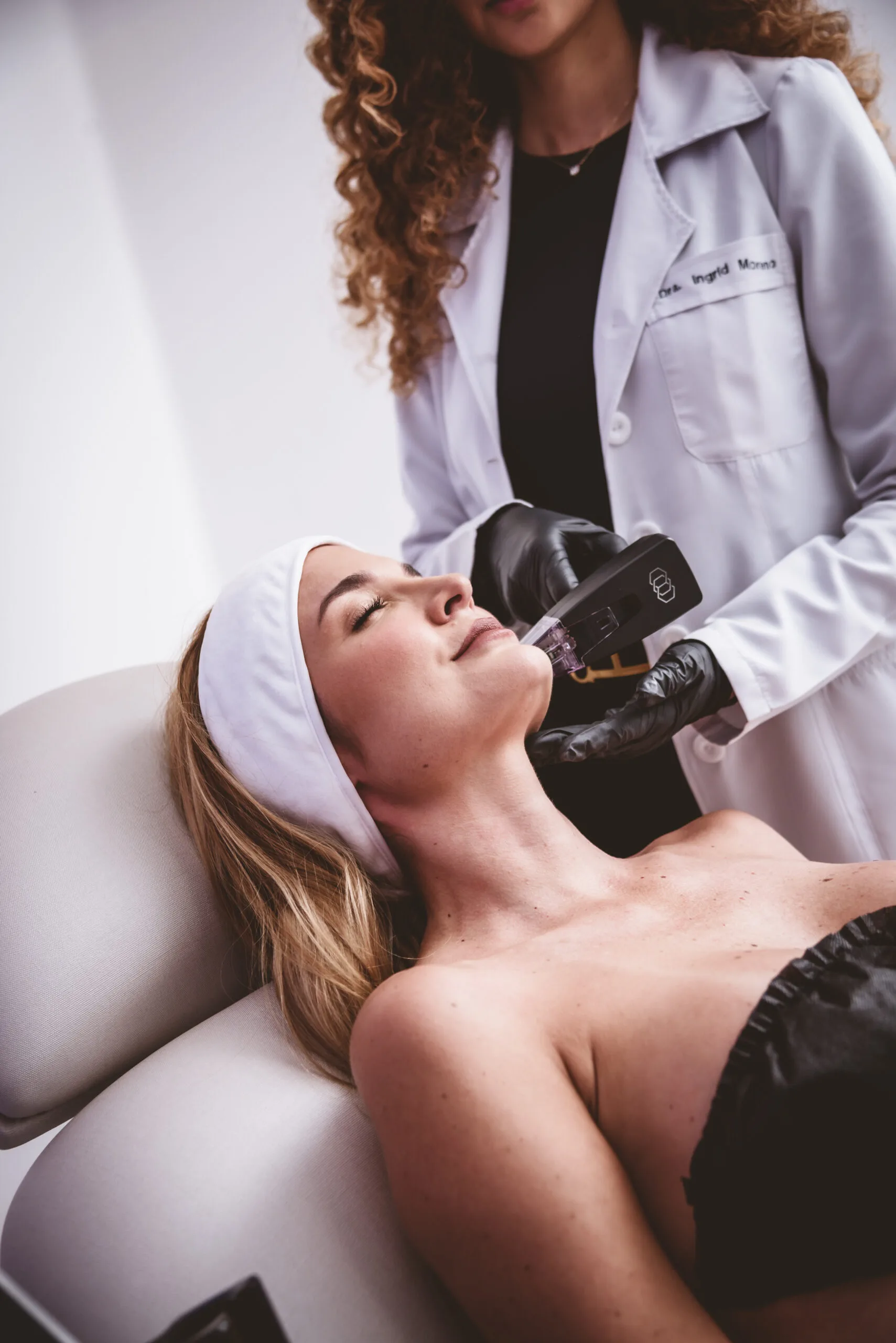 Face treatment session with advanced technology at Total Definer Beauty Longevity Clinic