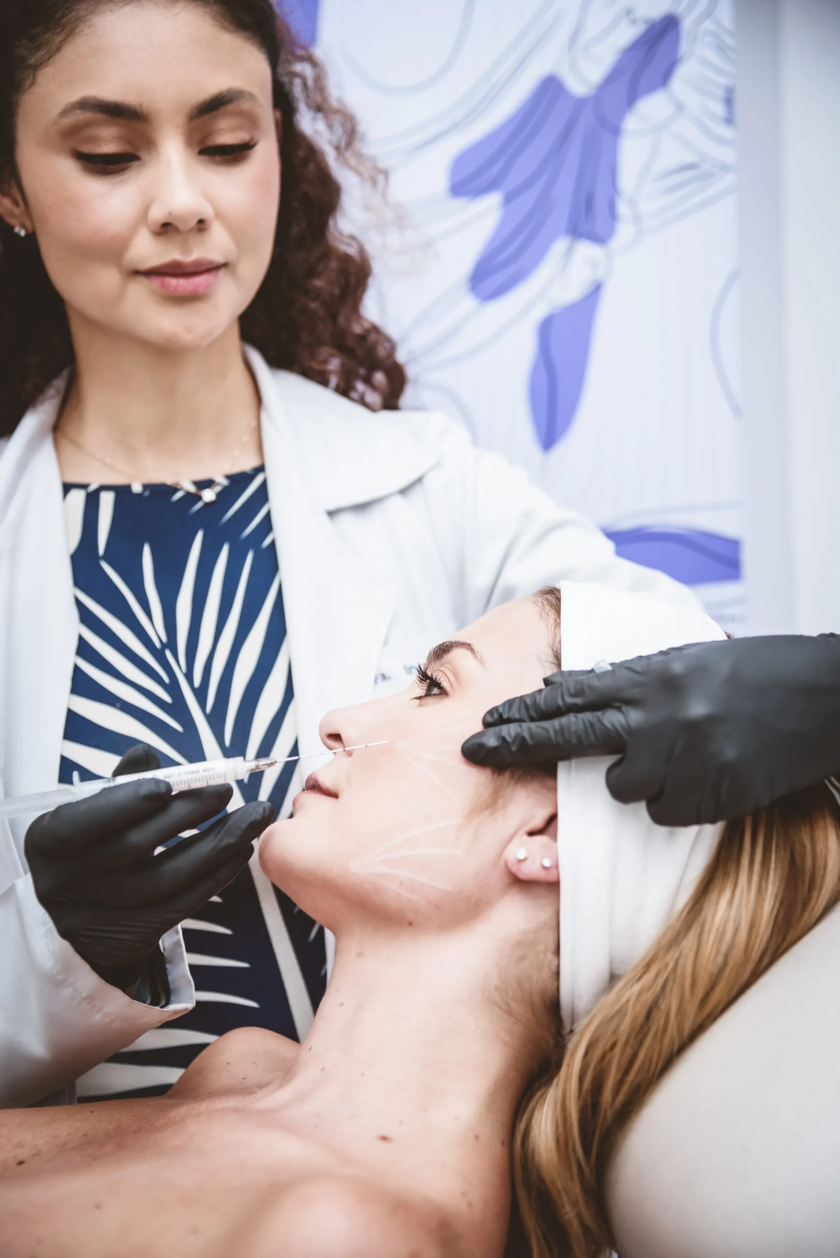 Facial rejuvenation treatment session at Total Definer Beauty Longevity Clinic in Bogotá
