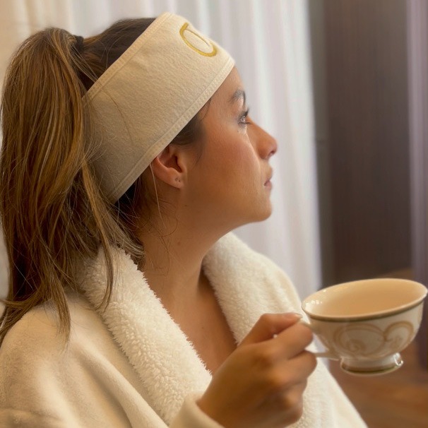 Mujer descansando en sauna de infrarrojos. tratamiento de balneario de spa.  conceptos de terapia de belleza