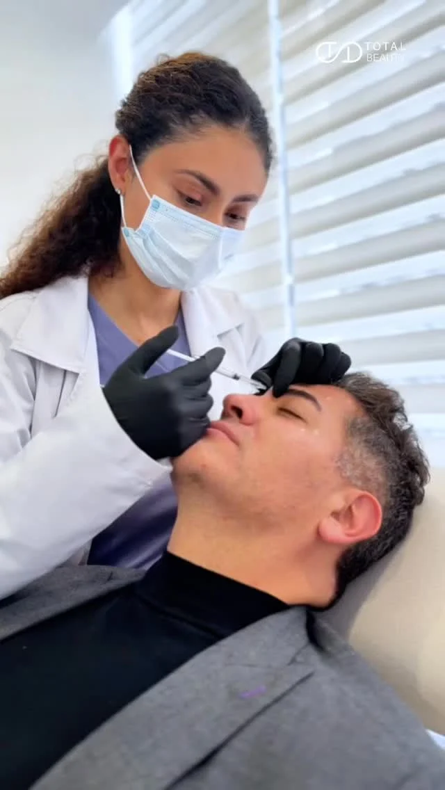 ¿El cóctel secreto para que el Botox dure más? Sí existe… y queremos regalárselo a mamá.

Sabemos que una piel radiante no es cuestión de suerte, sino de ciencia, cuidado y pequeños secretos bien guardados.
Uno de ellos: una terapia exclusiva que potencia la duración del Botox, mejora la textura de la piel y deja ese glow que enamora.

Este mes, en homenaje a quienes nos dieron la vida (y siguen enseñándonos cómo vivirla con estilo),
tenemos un regalo especial para mamá: nuestro cóctel antiaging que prepara su piel para un Botox más duradero y natural.

Porque ella merece algo más que flores: merece verse y sentirse increíble.

Consulta condiciones y agenda su cita.